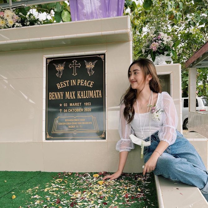 5 momen ranty maria mudik ke manado kunjungi makam kakek