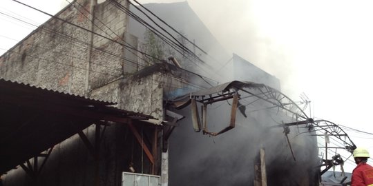Gudang Terbakar di Penjaringan Masih Proses Pendinginan