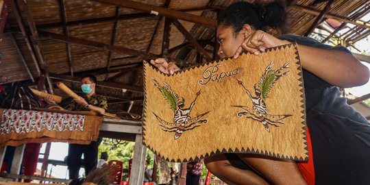 Uniknya Souvenir PON Papua, dari Lukisan Kulit Kayu hingga Replika Perahu