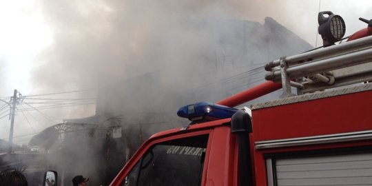 Polisi Sebut Gudang Terbakar di Jakut Tempat Kayu, Diduga Akibat Korsleting Listrik