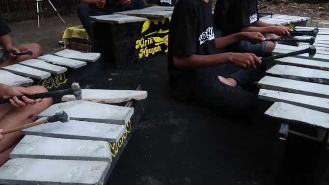 alat musik gamelan dari batu khas kasokandel majalengka