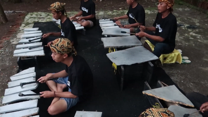 alat musik gamelan dari batu khas kasokandel majalengka