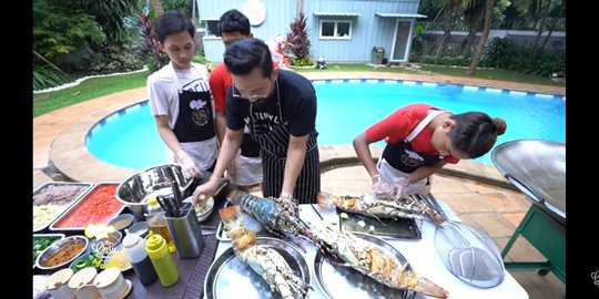 Potret Seru Sarwendah Masak Lobster Bersama Chef Norman, Dibantu Betrand dan Ruben