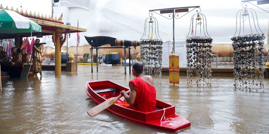 Puluhan Kuil di Kota Bersejarah Thailand Terendam Banjir