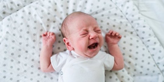 Penyebab Telapak Tangan dan Kaki Berkeringat Dingin pada Bayi, Wajib Tahu