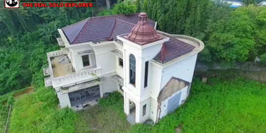 Rumah Mewah Terbengkalai, Ada Ruang Bawah Tanah Besar Diduga untuk Pemujaan