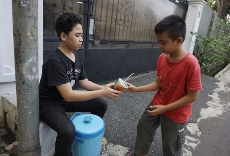 kisah haru bocah rela jualan es teh keliling berharap berikan mahkota mendiang ayah