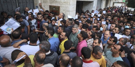 Antrean Warga Palestina Mengajukan Izin Bekerja di Israel