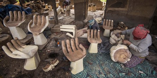 Menilik Seni Ukir Bangku Berbentuk Tangan Khas Desa Petulu Bali