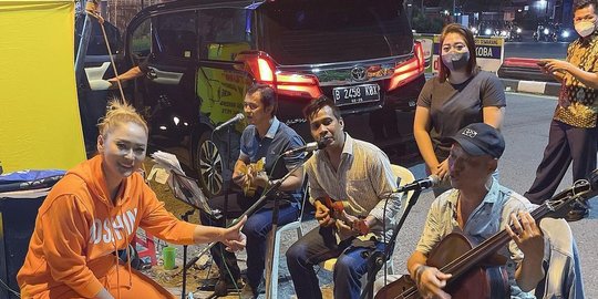 Unggah Potret Bareng Musisi Jalanan, Inul Daratista Tulis Pesan Menyentuh