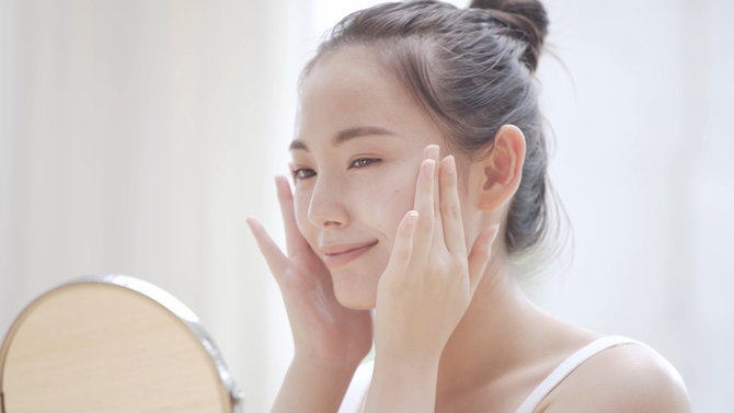 dorsquos and donrsquots melakukan perawatan wajah dengan skincare yang mengandung vitamin c