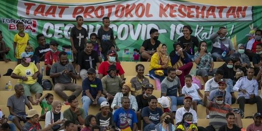 Antusias Warga Menyaksikan Sepak Bola Putra di PON Papua