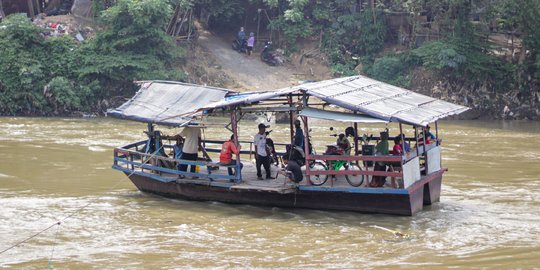 Potret Jasa Perahu Eretan di Sungai Cisadane Tangerang
