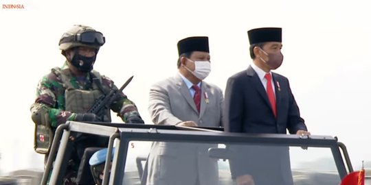 Anggota Komcad Unjuk Kekuatan Depan Jokowi, Tarik Mobil Pakai Lampu Neon