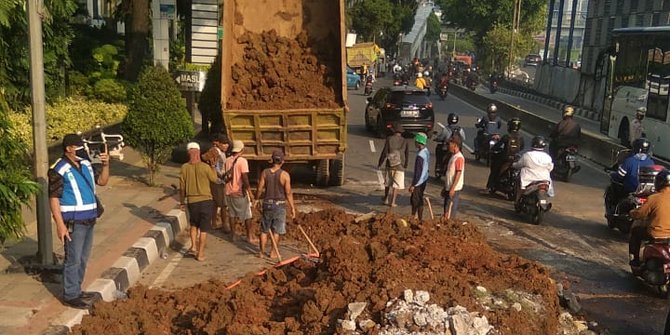 Tabrak Separator Busway, Truck Muatan Tanah Terguling Di Jalan Gatsu ...