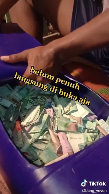 viral video pria bongkar tabungan dalam jerigen