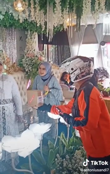 aksi kurir antarkan paket sampai ke pelaminan ini tuai pujian