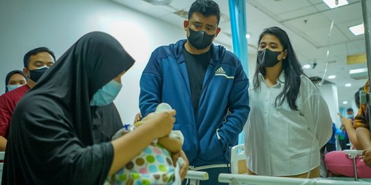Bobby Nasution Bersama Kahiyang Ayu Jenguk Bayi Penderita Astresia Bilier