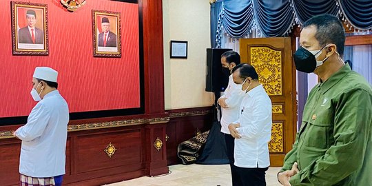 Di Sela Kunjungan Kerja, Jokowi Salat Jumat di Kantor Gubernur Bali