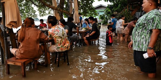 Kebanjiran, Restoran di Thailand Ini Malah Ramai Pengunjung