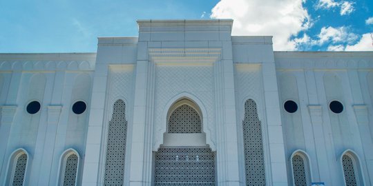 Menyambangi Masjid Baitul A\'la, Masjid Batu Giok Pertama di Indonesia