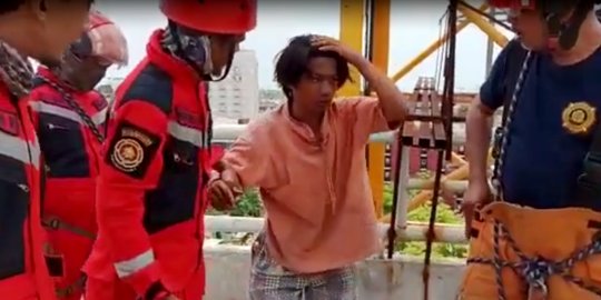 Diduga Hendak Bunuh Diri, Pemuda di Makassar Dibujuk Turun dari Crane
