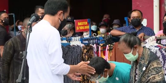 Pedagang ke Jokowi Saat Luncurkan Bantuan Rp1,2 Juta: Kurang Pak!