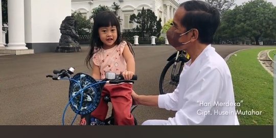 Potret Keseruan Jokowi Bareng Sedah Mirah, Gowes Sepeda hingga Dengar Senandung Cucu