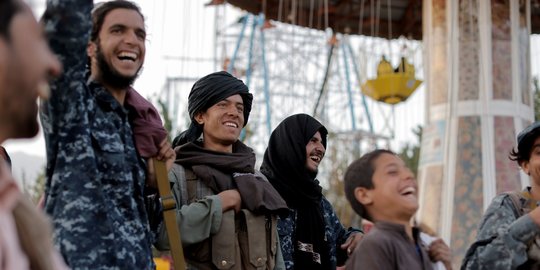 Ekspresi Pejuang Taliban Saat Berakhir Pekan di Taman Hiburan