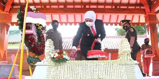 Khofifah Berziarah ke Makam RMT Ario Soerjo, Gubernur Pertama Jatim