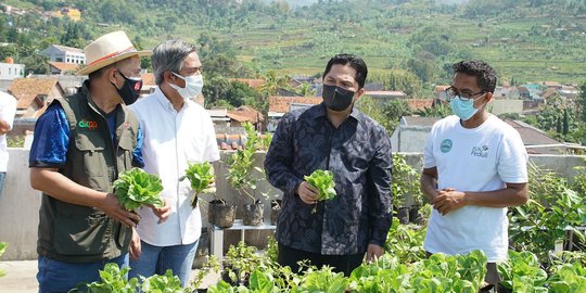 Erick Thohir Tinjau Pemanfaatan Lahan Kosong Masjid Jadi Kebun Organik