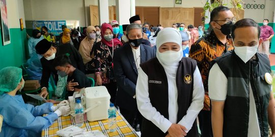 Gubernur Jatim Khofifah Bagikan Paket Sembako untuk Peserta Vaksinasi di Sidoarjo