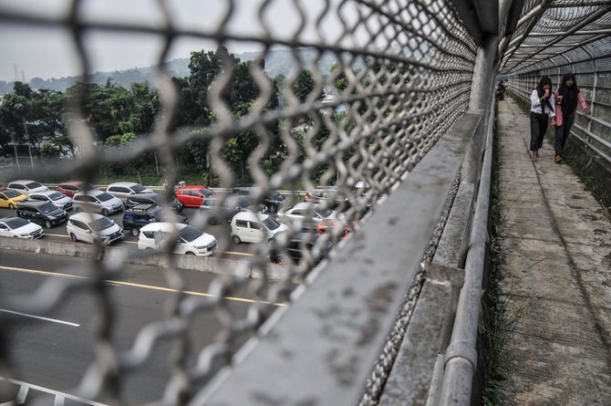 kepadatan kendaraan arah puncak di tol jagorawi