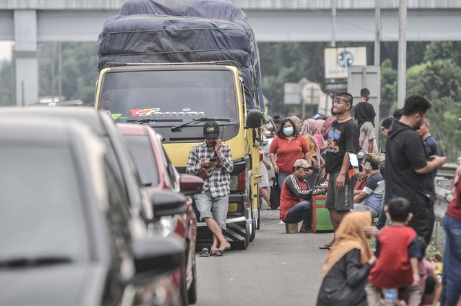 kepadatan kendaraan arah puncak di tol jagorawi