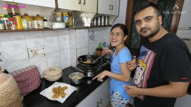 wanita ri masak bakwan