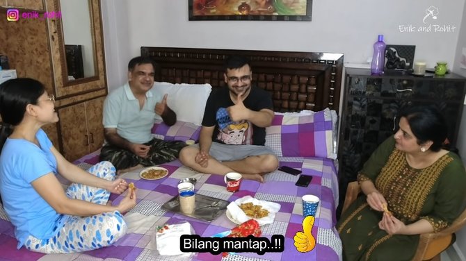 wanita ri masak bakwan