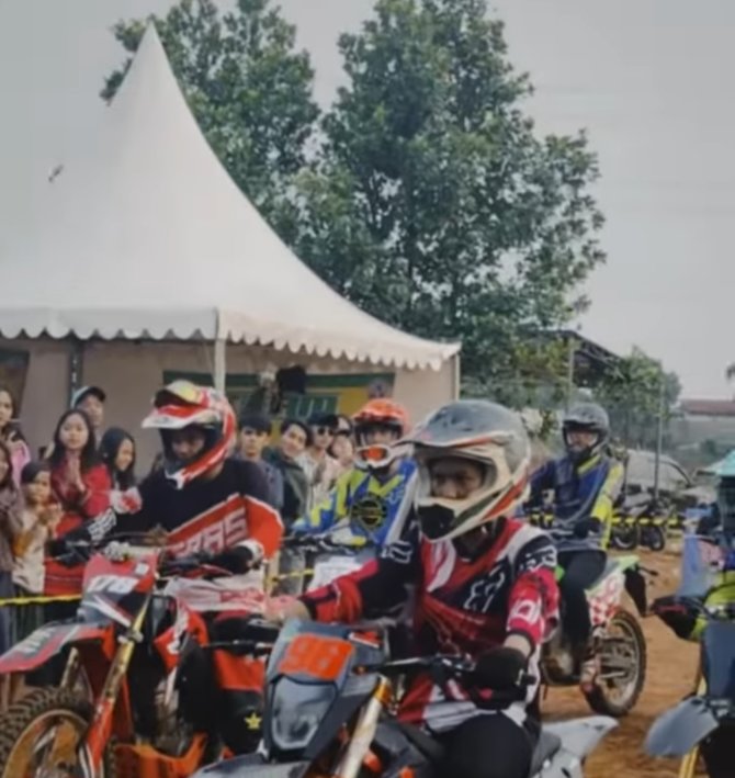 makin seru intip potret pemain dari jendela smp naik motorcross
