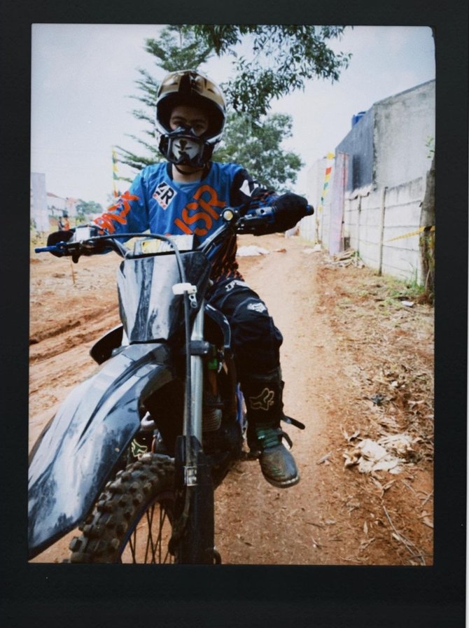 makin seru intip potret pemain dari jendela smp naik motorcross