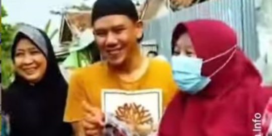 Tengok 'Merpati Juara' di Pekalongan, Ini Momen Fadly Padi Diserbu Emak-Emak