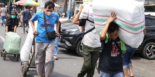 Geliat Kuli Panggul Pasar Tanah Abang di Tengah PPKM Jakarta Level 3