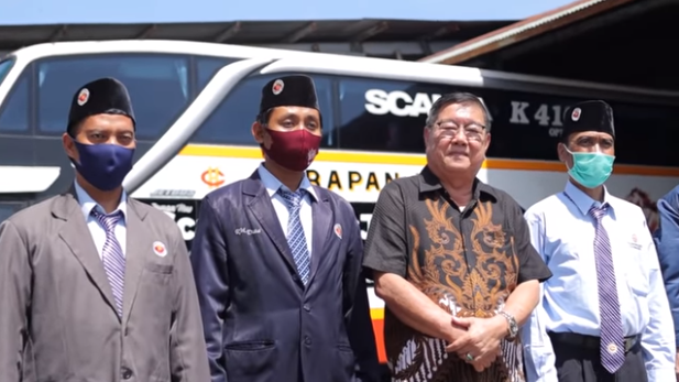 bergaya pejabat negara sopir harapan jaya pakai jas dan dasi