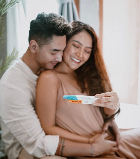 hamil anak pertama intip 4 potret romantis siti badriah dan krisjiana