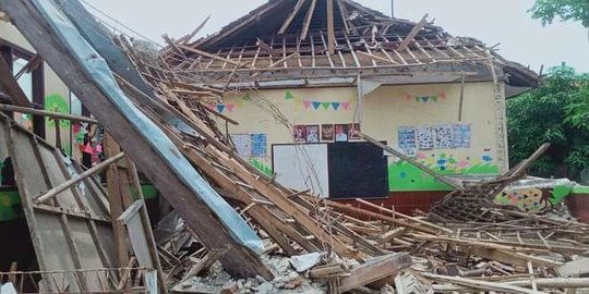 Ribuan Sekolah di Karawang Rusak, Tak Ada Anggaran untuk Perbaikan