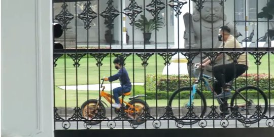 Momen Jan Ethes Main Sepeda Keliling Gedung Agung Malioboro Dikawal Paspampres