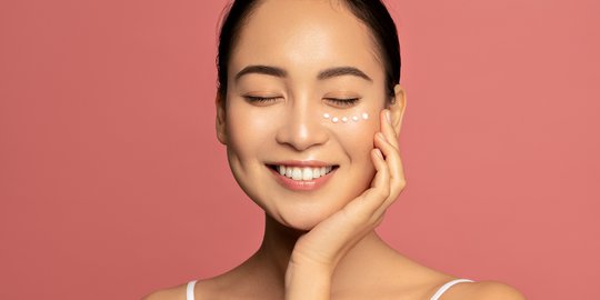 Tips Menggunakan Eye Cream agar Hasilnya Optimal, Jaga Cantikmu Tanpa Terhalang Waktu
