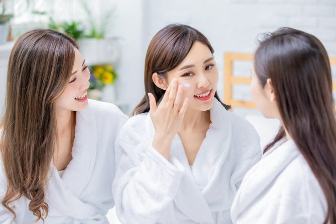 tips menggunakan eye cream agar hasilnya optimal jaga cantikmu tanpa terhalang waktu