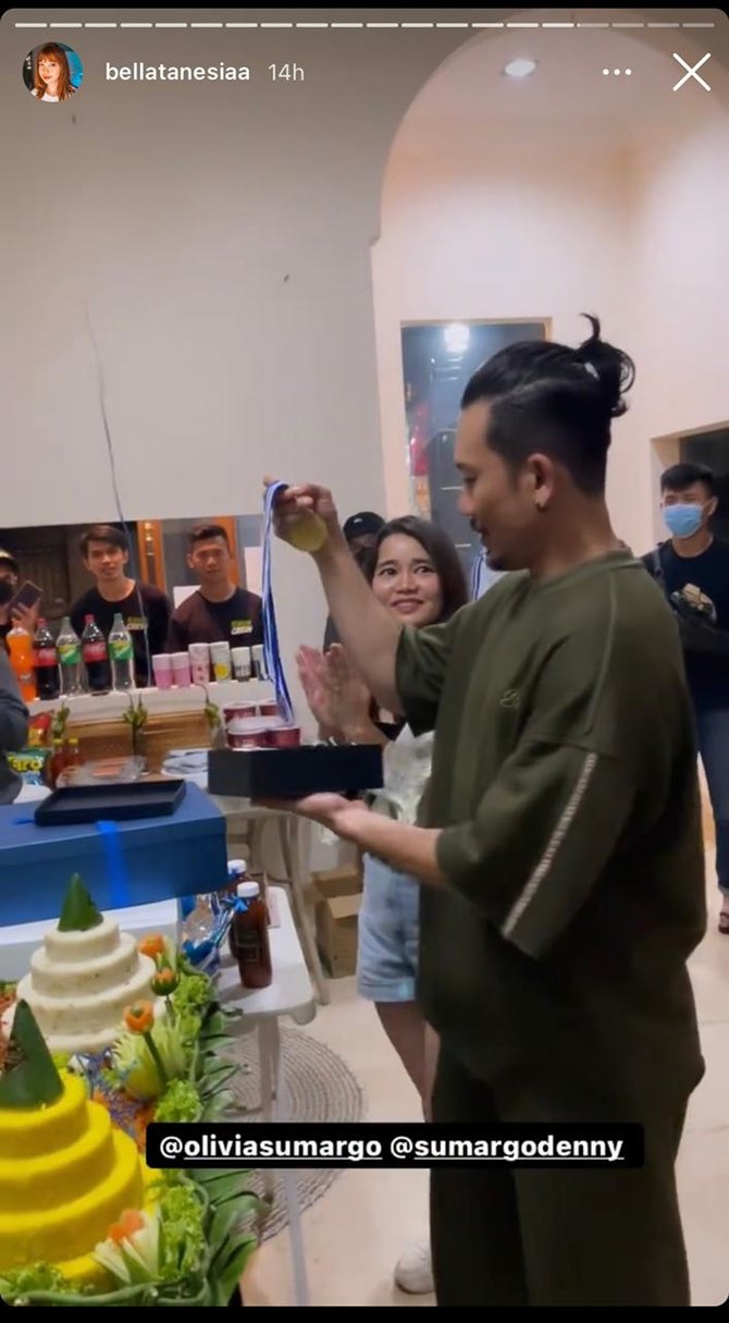 dapat medali dari sang istri ini 4 momen kejutan ultah denny sumargo yang ke 40