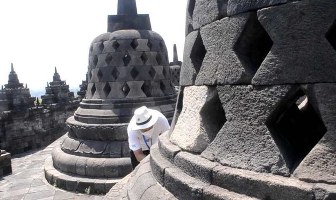 petugas mengecek abu merapi yang mengguyur kawasan candi borobudur