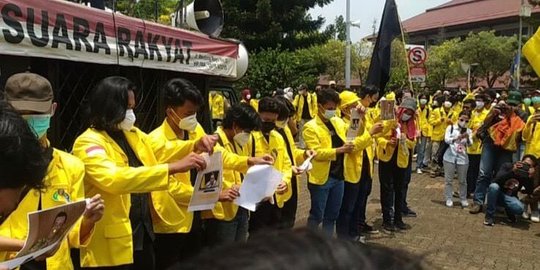 Tuntut Statuta UI Dicabut, Mahasiswa Demo dan Bakar Foto Rektor