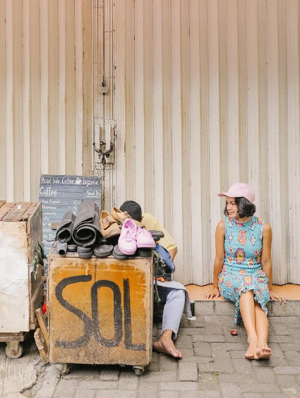 andien aisyah perbaiki sepatu di tukang sol sepatu keliling alasannya bikin salut